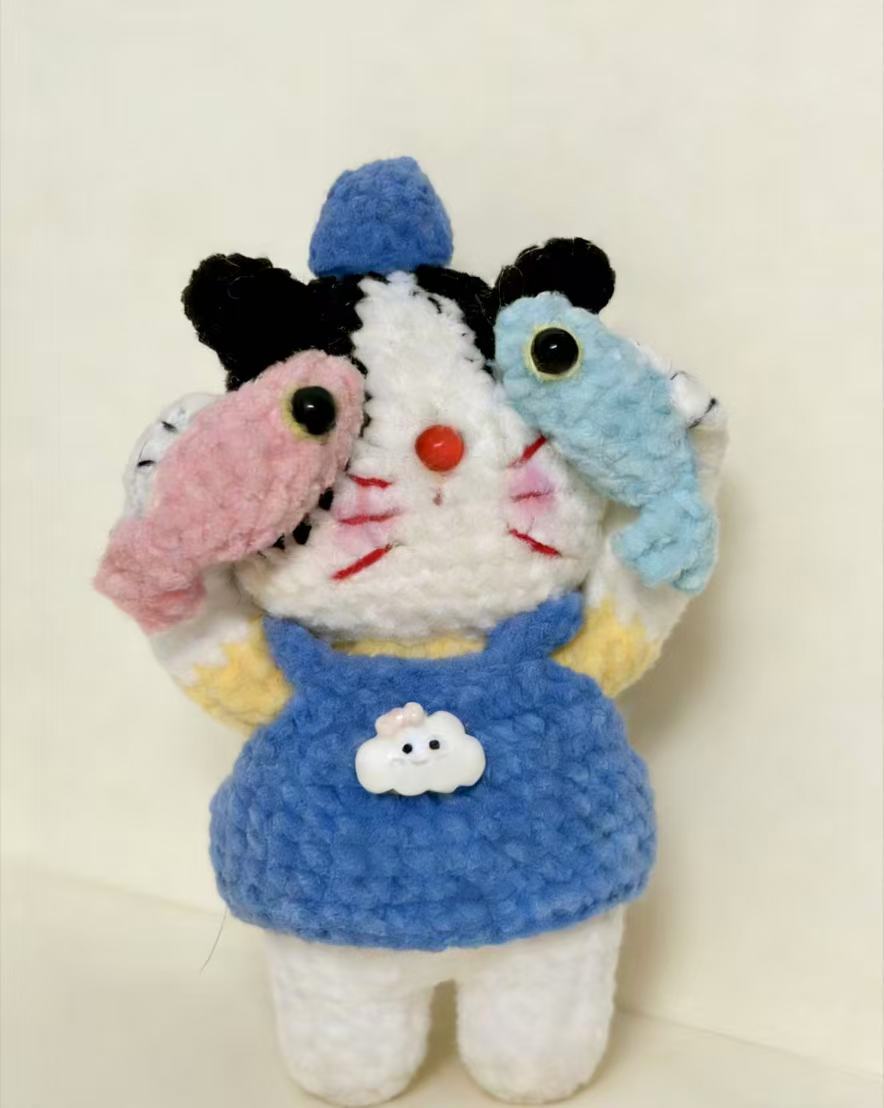 Katze mit 2 Fischen